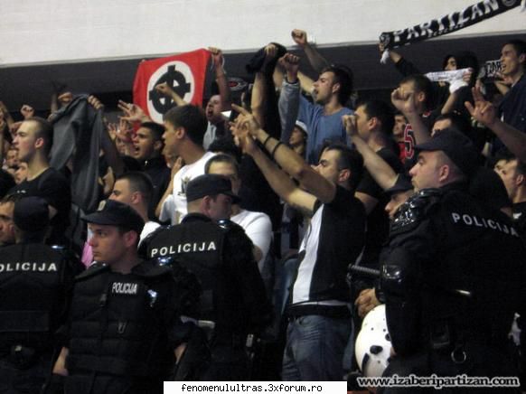 asta iubire pt echipa lor nu conteaza ce sport este ei sustin pe partizan baschet coregrafii ,